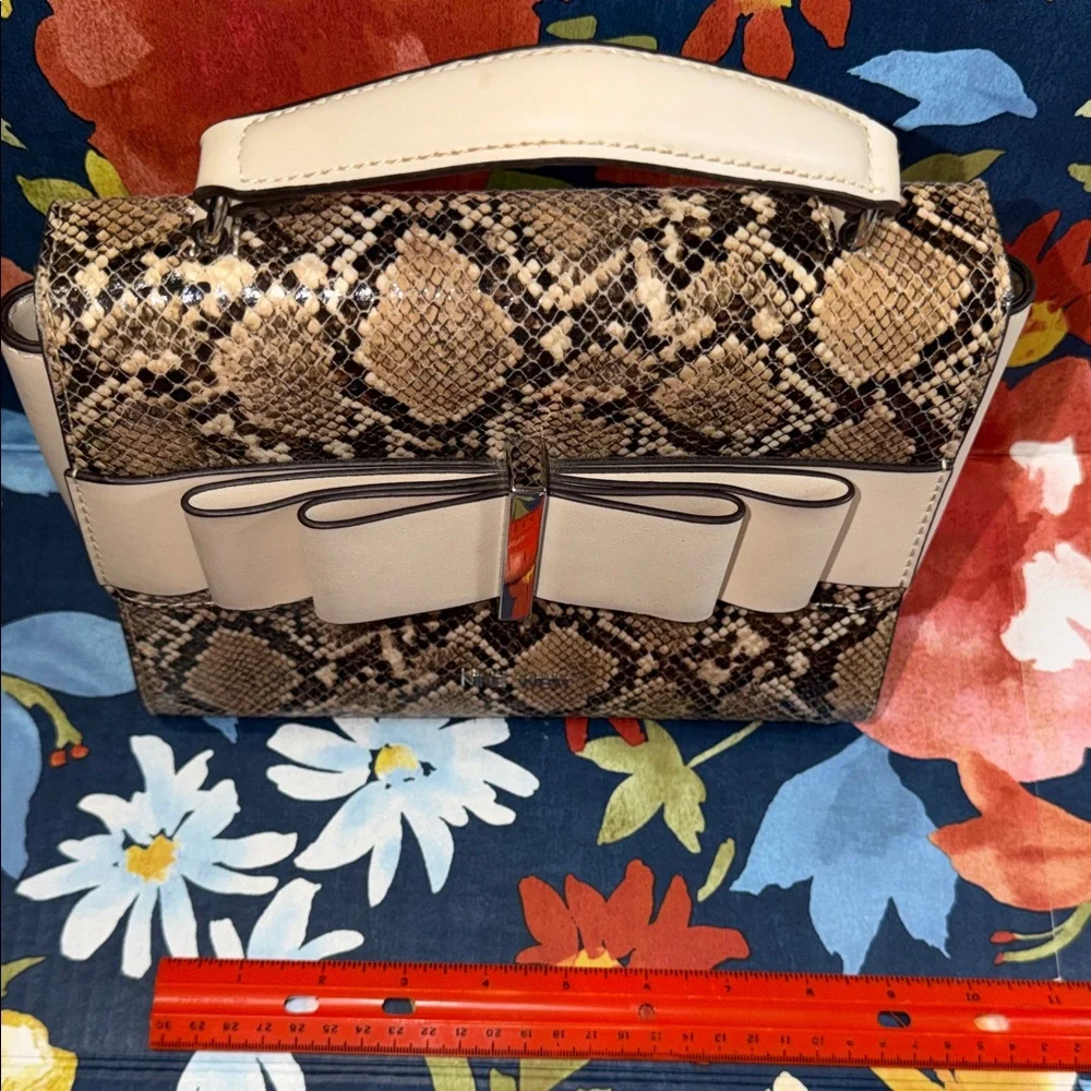 Elegant Snakeskin Patterned Handbag with Cream Accents Bow